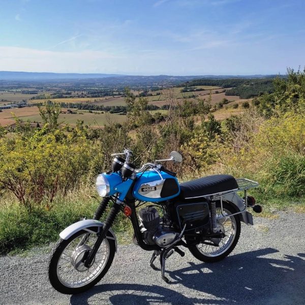 La TS Bleue, 1979, à l’entrée de Lautrec, Tarn (itinéraire Les monts de Lacaune)