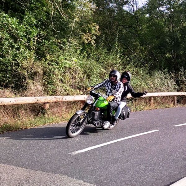 En balade à deux, toutes les motos LOCARUSTICMOTO sont de vraies biplaces