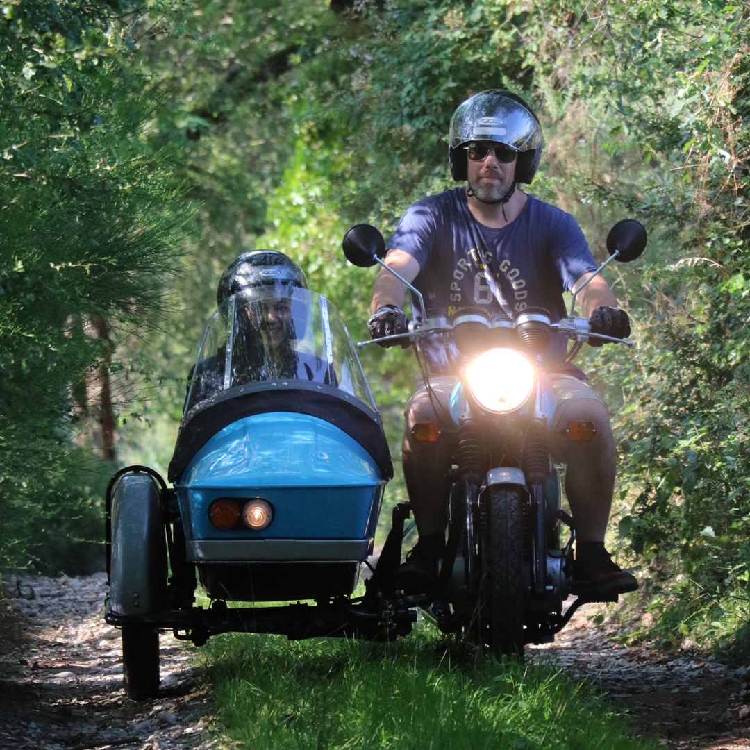 LOCARUSTICMOTO : LOCATION DE MOTOS ET SIDECARS DE COLLECTION A DES FINS TOURISTIQUES