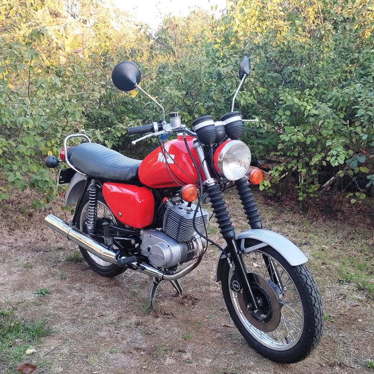 Modèle 1988, comme la rouge et noire, motos identiques