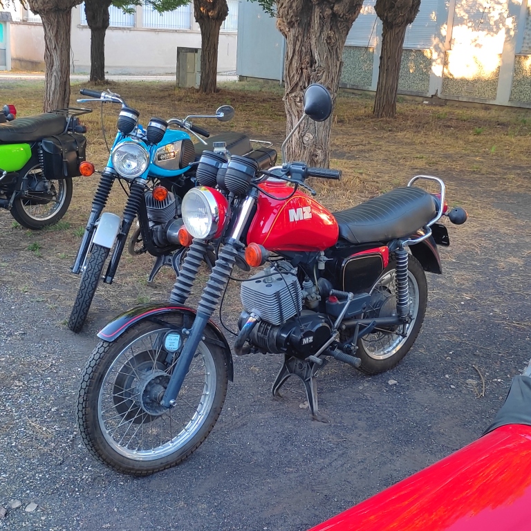 La fille (la rouge) et sa mère (la bleue) deux motos différentes, un même esprit.